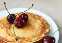 Pancakes kannst du mit Marmelade oder klassisch mit Ahornsirup essen