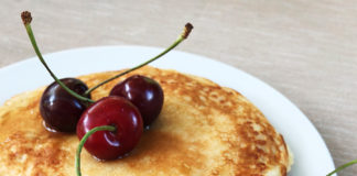 Pancakes kannst du mit Marmelade oder klassisch mit Ahornsirup essen