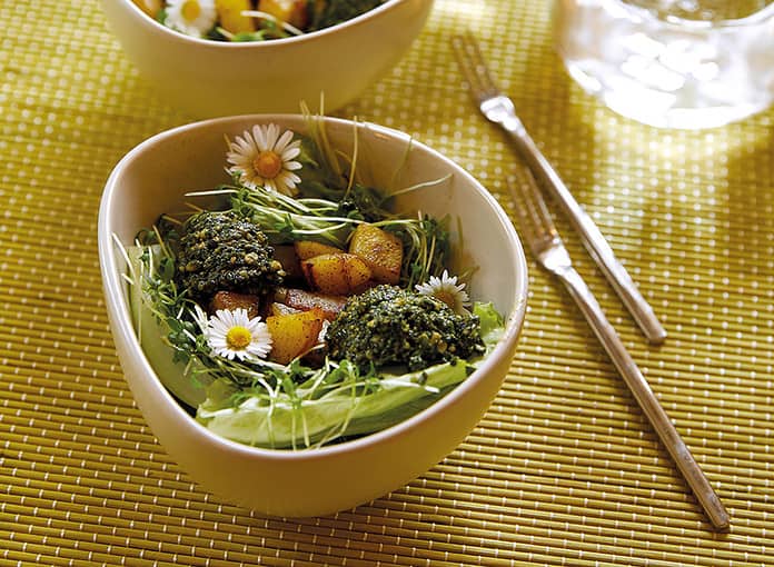 Salat mit Kartoffeln und Kräuterpesto