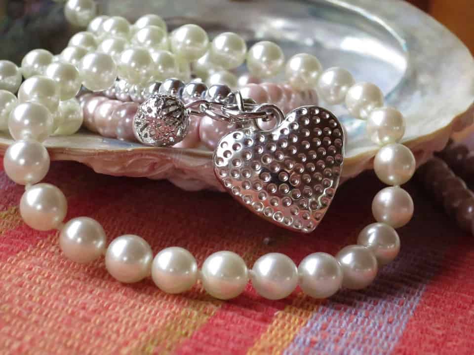 Eine Perlenkette mit Herzanhänger ist ein klassisches Accessoire zum Dirndl