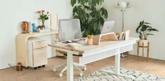 Im Home-Office sorgen gutes Licht, ergonomische Möbel und reichlich Stauraum für eine angenehme Arbeitsatmosphäre