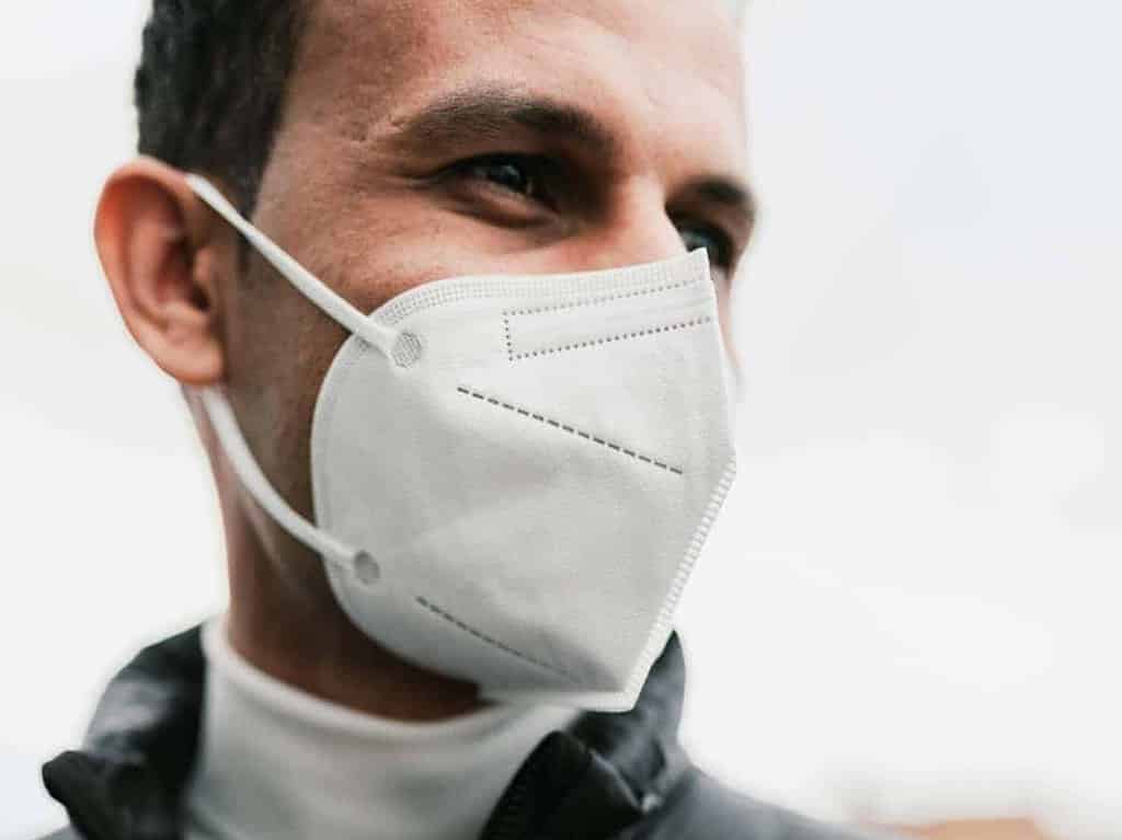 Egal ob weiß oder bunt - Maske tragen ist seit der Pandemie ein gängiger Schutz vor Krankheiten
