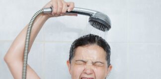 Kalt duschen reget die Durchblutung an und kann weitere Vorteile für deine Gesundheit haben