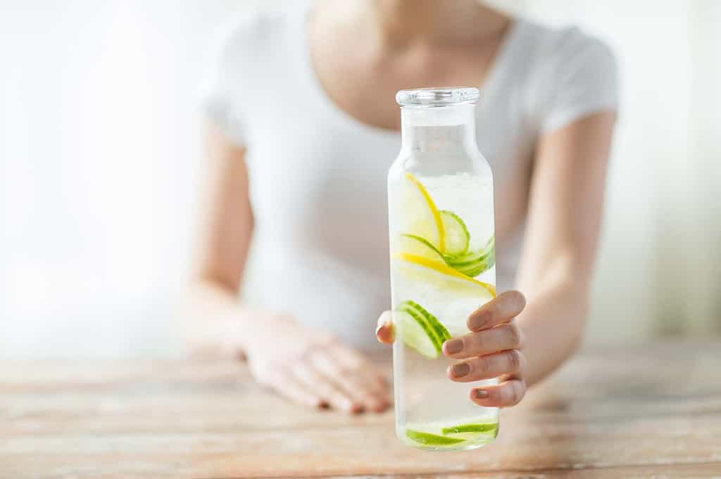 Zitronenwasser am Morgen ist ein Kick für deinen Stoffwechsel
