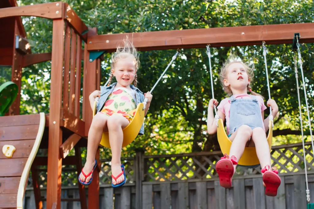 Ein Spielturm im Garten bietet Kindern viele Möglichkeiten der Aktivität