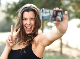 Wenn du ein Selfie machen möchtest, positioniere das Smartphone immer etwas oberhalb deiner Augenhöhe