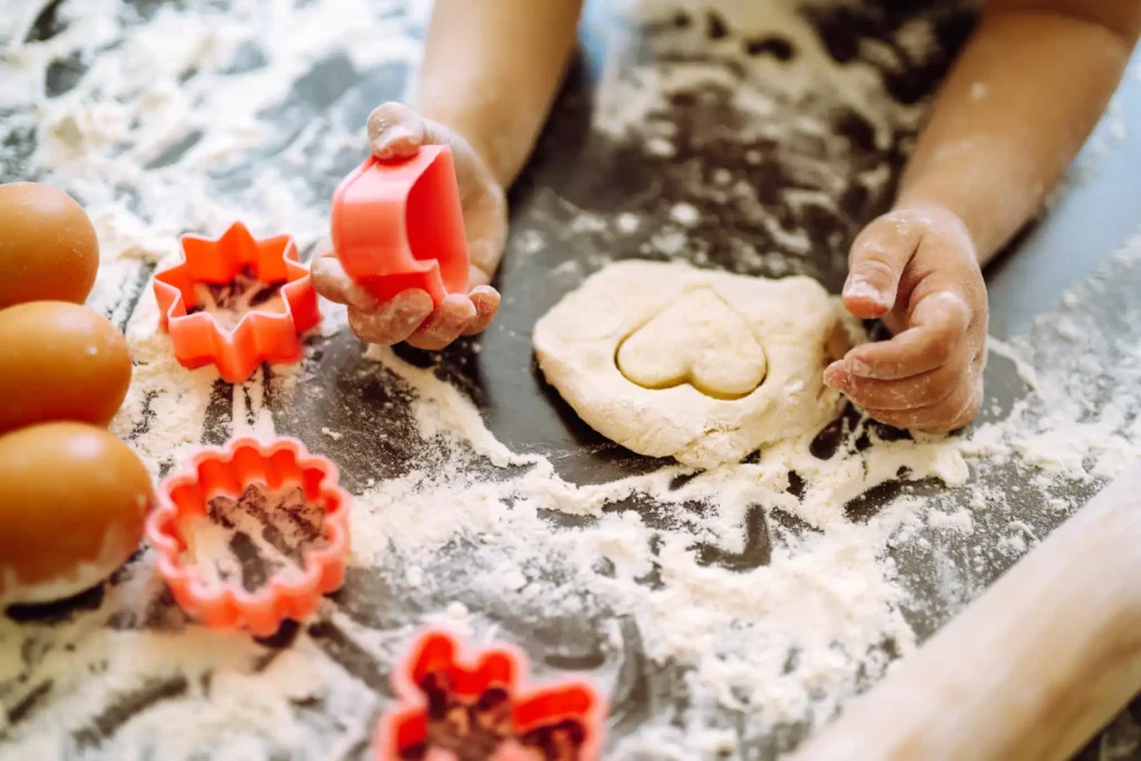 Kekse backen und verzieren ist eine tolle Beschäftigung auf einem Kindergeburtstag