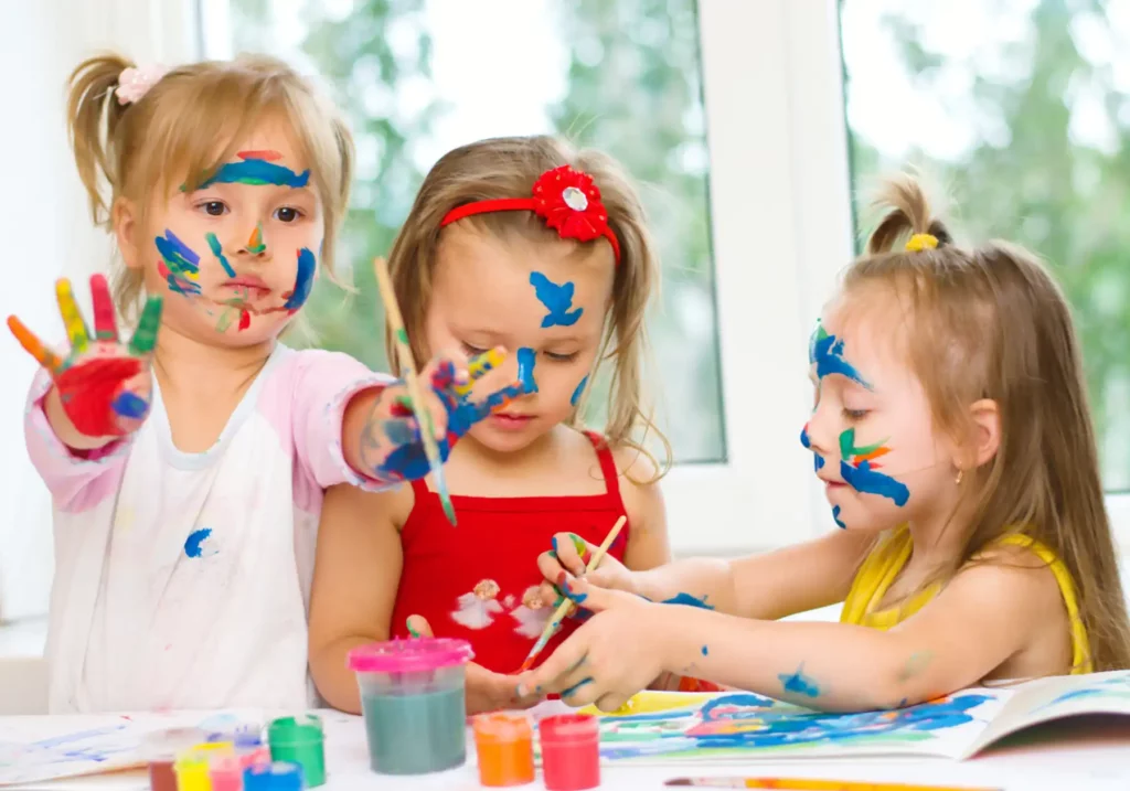 Ein kreativer Kindergeburtstag bedeutet für viele Kinder, am Ende ein eigenes Kunstwerk mit nach Hause nehmen zu können