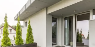 Ein überdachter Bereich bietet bei der Architektur deines Hauses Schutz vor Regenwetter