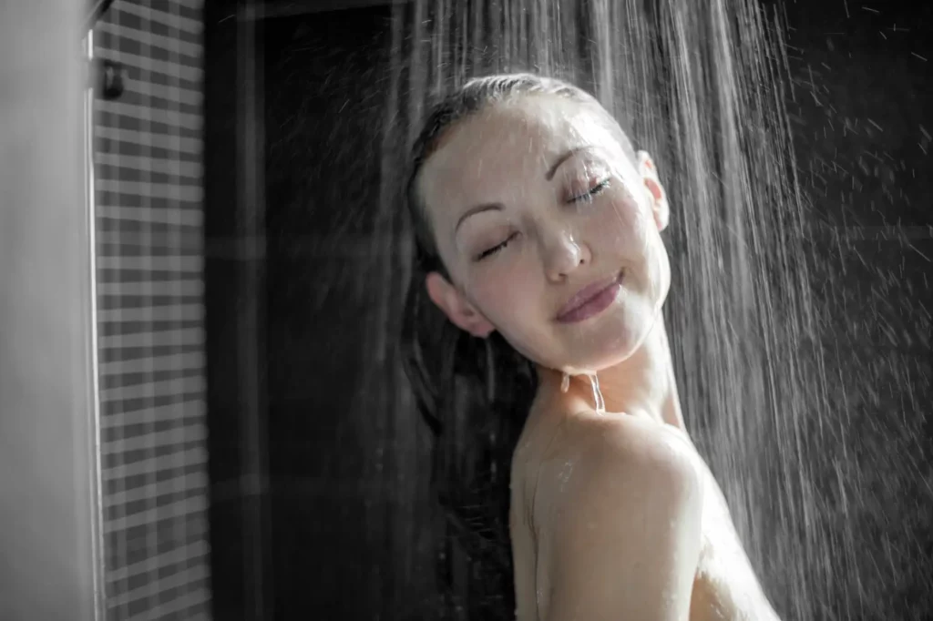 Zu häufig duschen ist bei sensibler Haut keine gute Idee