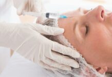 Die Injektion von Botox lähmt unsere Muskeln, so dass die Haut bei Bewegung weniger Falten bilden kann